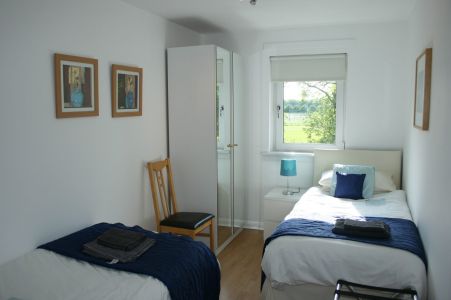 Twin bedroom Flat on the GReen 1