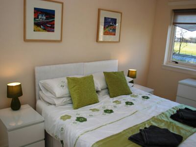 Kingsize bed Flat on the Green Five