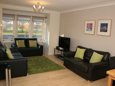 Lounge with flat TV and unlimited WiFi Flat on the Green Five